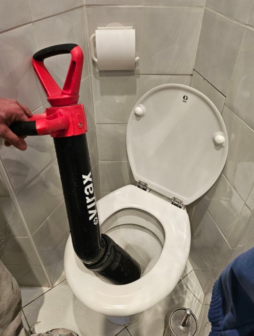 Débouchage de toilette avec pompe professionnelle en urgence