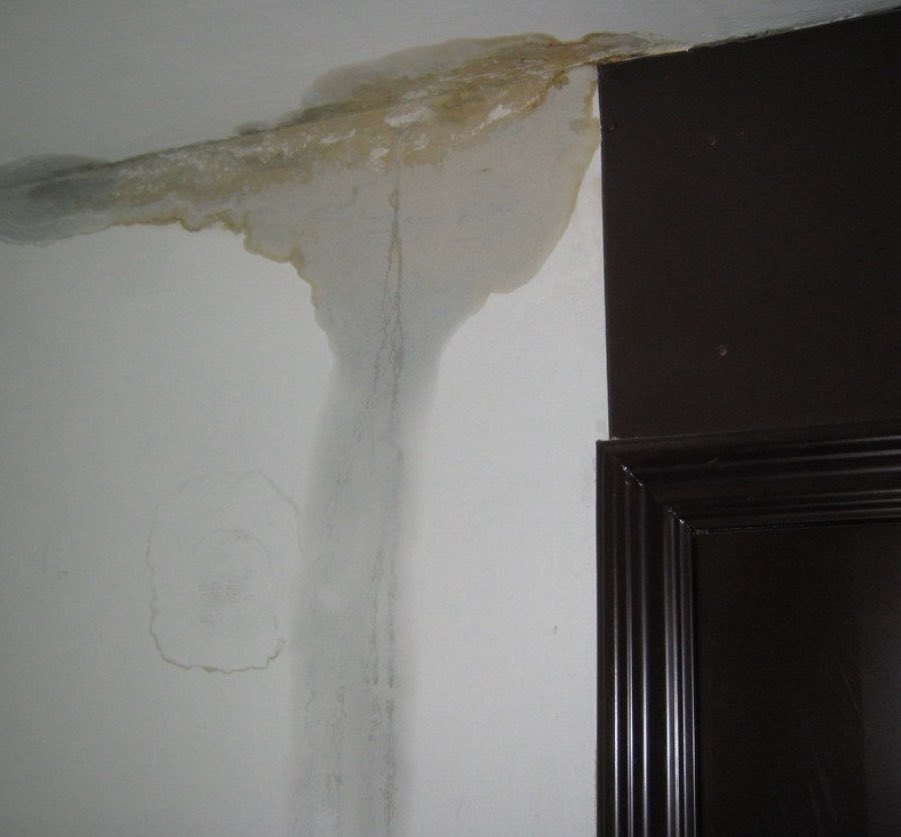 Dégât des eaux visible sur un mur avant réparation de fuite