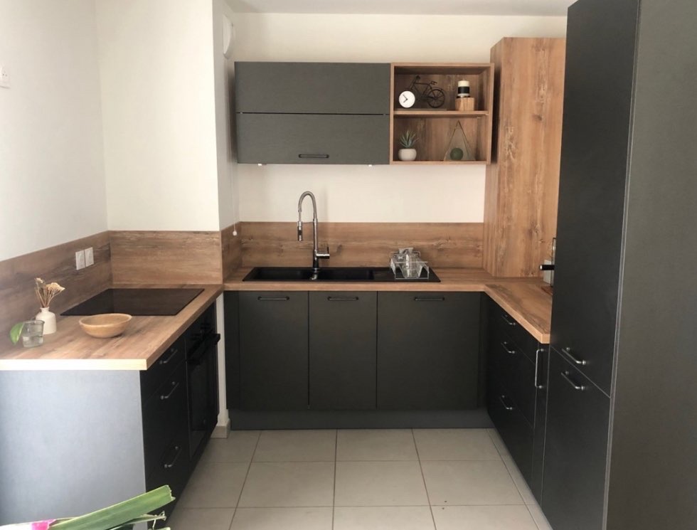 Rénovation de cuisine avec meubles gris anthracite, plan de travail effet bois, évier noir et robinet mitigeur professionnel